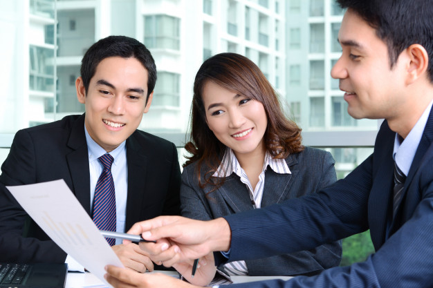 asian-business-people-discussing-work-office_8087-70