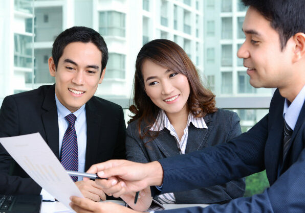 asian-business-people-discussing-work-office_8087-70